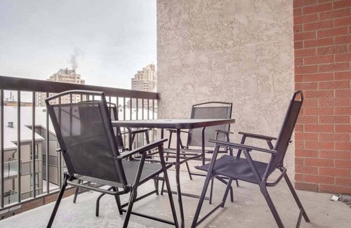 Eau Claire Apartamento | Executive two-bedroom apartment in the quiet West End of Downtown Calgary