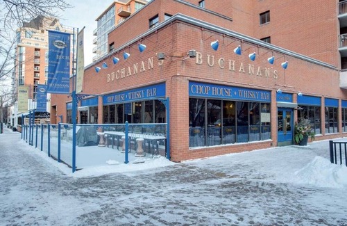 Eau Claire Apartamento | Executive two-bedroom apartment in the quiet West End of Downtown Calgary