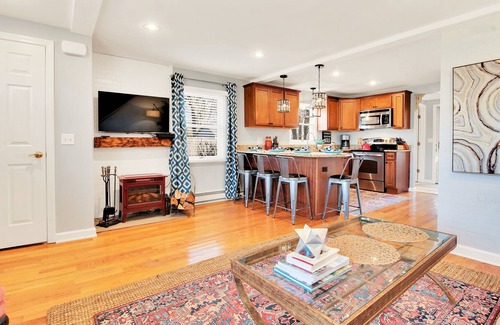 Old Saybrook Center Casa | Exhale at Old Saybrook's Chic Retreat!