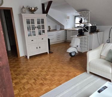 Rath Apartamento | Exklusives 2 Zimmer Dachstudio mit Kamin Perfekte Lage für Phantasialand und Köln Messe inkl Parkplatz und Vollausstattung