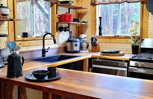 Mountain View Casa | Exotic family getaway private eco Log cabin near Volcano Park