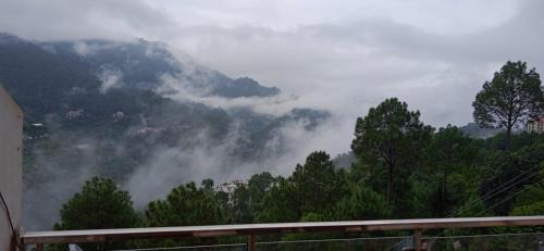 Dharampur Apartamento | Exotic Stays I 2 BHK Serviced Apartments I Mountain View I The Western Heights I Kasauli