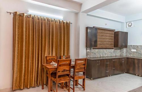 Dharampur Apartamento | Exotic Stays I The Woods View I Memorable I Open Air Lawn & Roof top I Bonfire I Nature Walk I Serviced Apartments I Kasauli