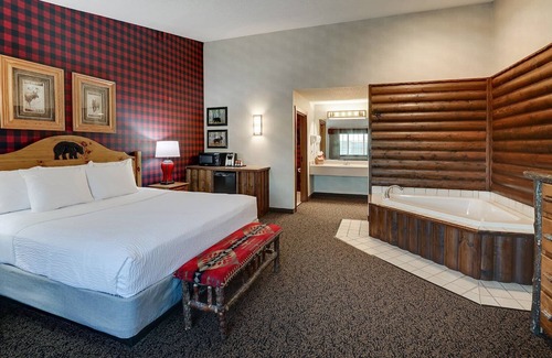 Johnston Hotel | Expanded King w/ in-room Whirlpool! Stoney Creek Des Moines, Near I-35