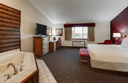 Johnston Hotel | Expanded King w/ in-room Whirlpool! Stoney Creek Des Moines, Near I-35
