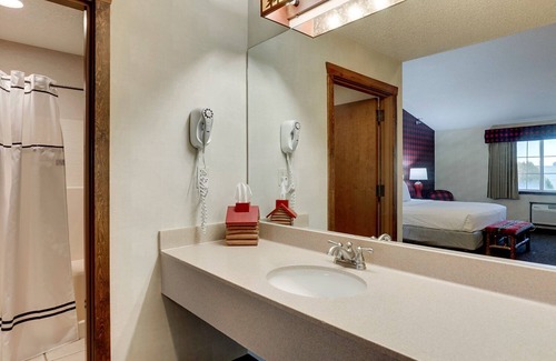 Johnston Hotel | Expanded King w/ in-room Whirlpool! Stoney Creek Des Moines, Near I-35