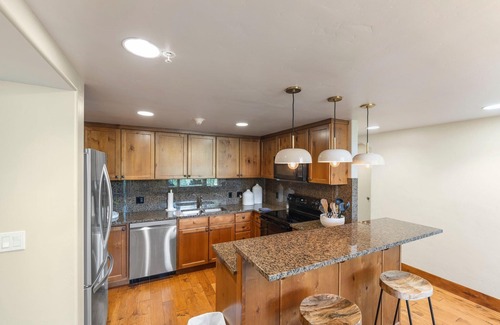 Tamarack Condominio | Expansive 2 BR Condo with Fireplace and Patio