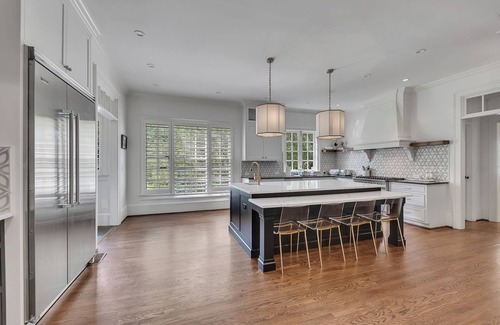 North Buckhead Casa | Expansive 5BR/7BA home in Buckhead, just 9.8 miles from Mercedes-Benz Stadium. Features a chef’s kitchen, in-law suite, ensuite baths, basement lounge, office, gym, and screened patio. Ideal for families, groups, or traveling fans.