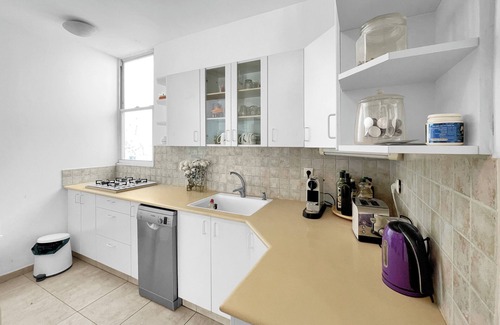 Herzliya Pituach Apartamento | Expansive Beachside Retreat – 2.5BR/2BA, Prime Location!
