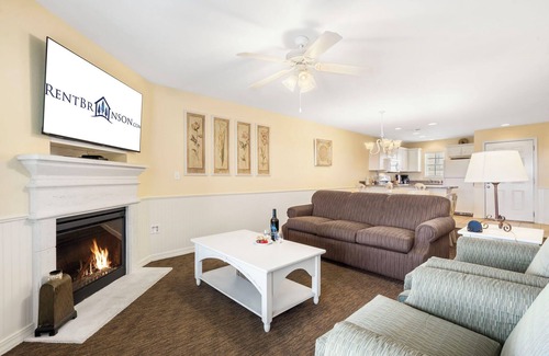 Kimberling City Condominio | Expansive Condo w Table Rock Lake Access-Free Attraction Tickets-Mini Golf-Cmty Pool-Pickleball
