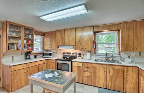 Cotter Cabina | Expansive Cotter Cabin on White River w/ Deck!