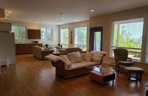 Point Roberts Casa | Expansive Dual-Kitchen Retreat