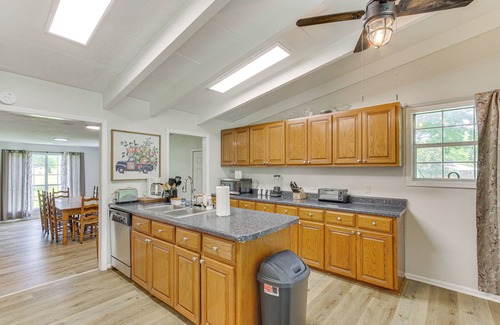 Florence Casa | Expansive Florence Home ~ 6 Mi to Downtown!