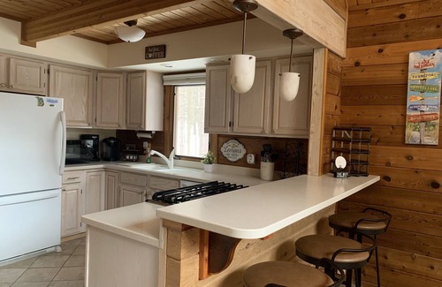 Thompsonville Chalet De Esquí | Expansive home just 3 blocks from Buck lift on resort property!