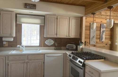 Thompsonville Chalet De Esquí | Expansive home just 3 blocks from Buck lift on resort property!