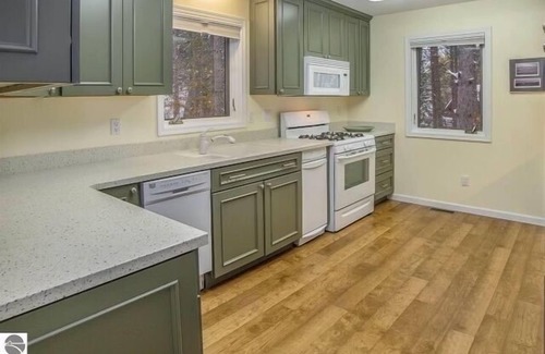 Thompsonville Chalet De Esquí | Expansive home just 3 blocks from Buck lift on resort property!