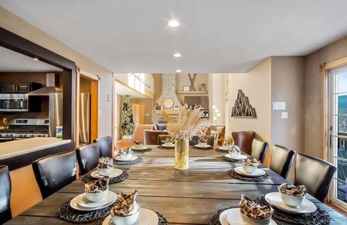 Christie Heights Casa | Expansive Home with Hot Tub, 1 Mile to Main St