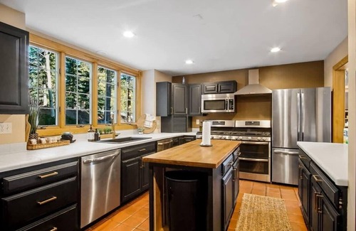 Christie Heights Casa | Expansive Home with Hot Tub, 1 Mile to Main St