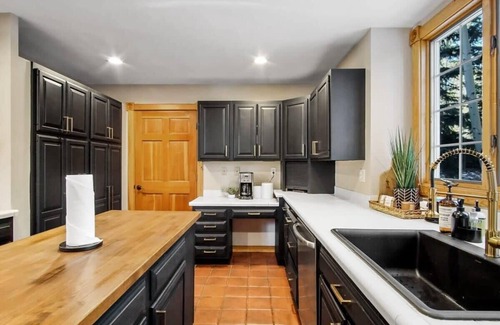 Christie Heights Casa | Expansive Home with Hot Tub, 1 Mile to Main St