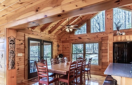 Jacksboro Cabina | Expansive Lake Front Log Cabin/Easy Walk to Private!