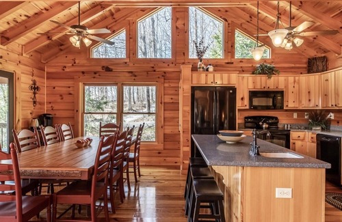 Jacksboro Cabina | Expansive Lake Front Log Cabin/Easy Walk to Private!