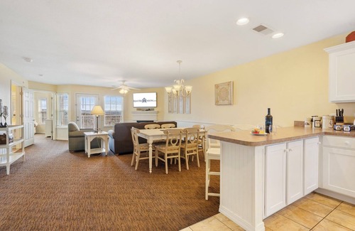 Kimberling City Condominio | Expansive Lake Access Condo-Free Daily Tickets-Peaceful Views-Cmty Pool-Mini Golf