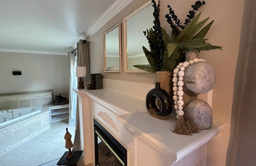 Langley Cabina | Expansive manor house for family gatherings, retreats, walkable to the village!
