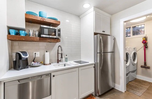 Capitol Hill Apartamento | Expansive Remodeled Basement Apartment in Capitol Hill
