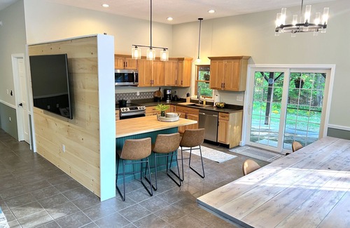 Harrison Casa | Expansive Retreat - All-Season Contemporary Farmhouse [Lakes & Mountains]