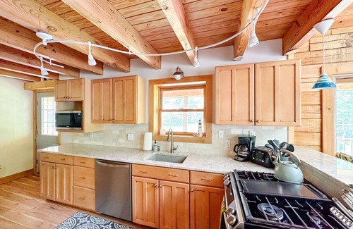 Standish Casa | Grande para múltiples familias, acceso a la playa a Sebago Lake, Dock, Nueva Log Home!