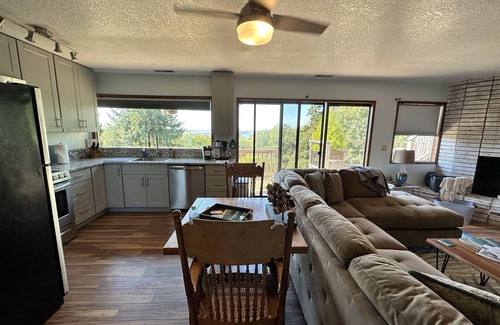 North Bend Apartamento | Expansive views of iconic McCullough Bridge, and bay with beautiful sunsets