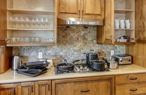 Granada Hills North Casa | Expansive, welcoming 5-bedroom pool home