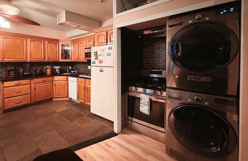 Union City Apartamento | Expedient Stay Ground Floor - 2 Bedroom - 15 Mins to NYC