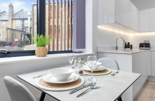 Canbury Apartamento | Experience the ambience and comfort of home for as long as you like.