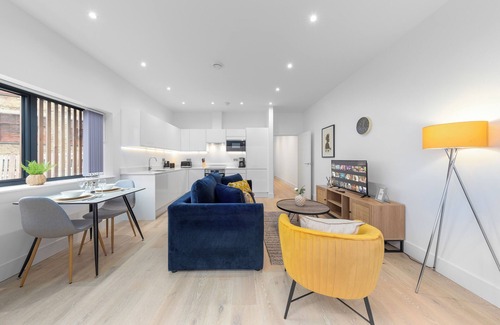 Canbury Apartamento | Experience the ambience and comfort of home for as long as you like.