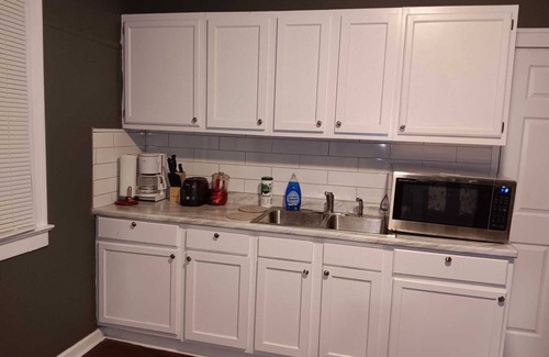South Broadway Apartamento | Experience a home near Cleveland Clinic & parks