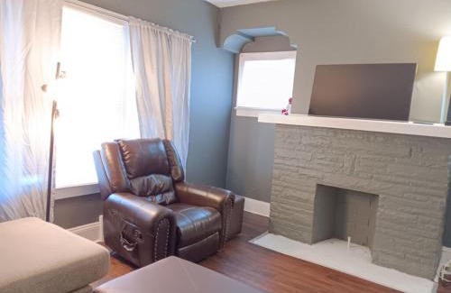 Garfield Heights Apartamento | Experience a home near Cleveland Clinic & parks