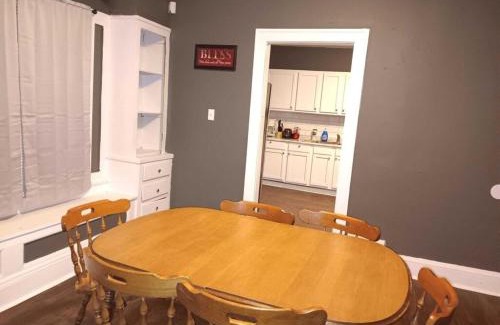 Garfield Heights Apartamento | Experience a home near Cleveland Clinic & parks