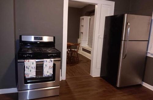 Garfield Heights Apartamento | Experience a home near Cleveland Clinic & parks