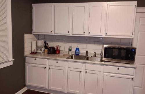 Garfield Heights Apartamento | Experience a home near Cleveland Clinic & parks