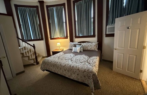 Bethlehem Cama Y Desayuno | Experience Bethlehem's Maplewood Inn, a spacious historic retreat perfect for large groups