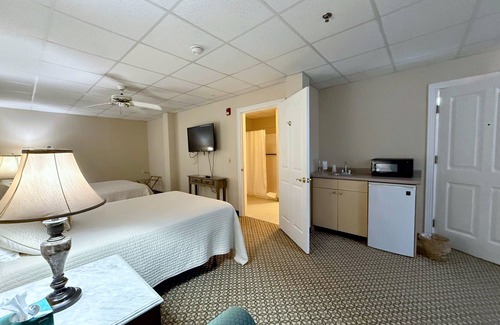 Bethlehem Cama Y Desayuno | Experience Bethlehem's Maplewood Inn, a spacious historic retreat perfect for large groups