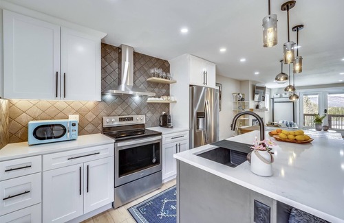 Dunkin Hill Casa | Experience breathtaking mountain views at Tenmile Viewhouse.