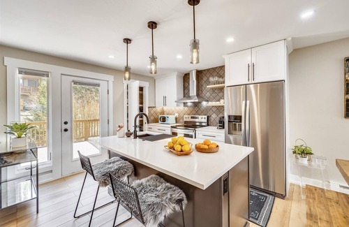 Dunkin Hill Casa | Experience breathtaking mountain views at Tenmile Viewhouse.