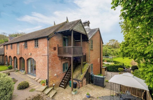 Stoke Edith Cabaña | Experience charming countryside living in this beautifully renovated Oast House apartment.