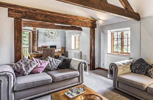 Stoke Edith Cabaña | Experience charming countryside living in this beautifully renovated Oast House apartment.