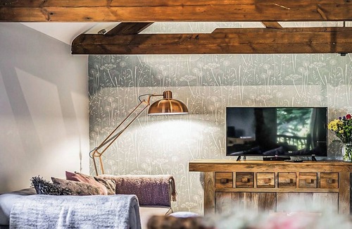 Stoke Edith Cabaña | Experience charming countryside living in this beautifully renovated Oast House apartment.
