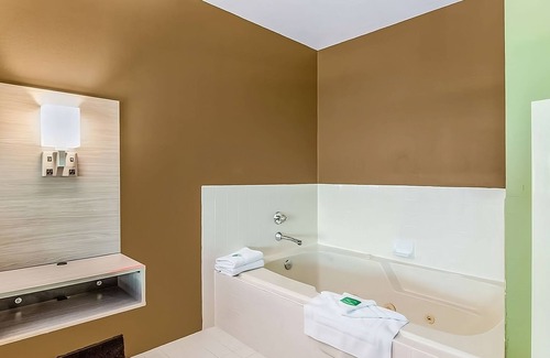 Poulsbo Complejo | Experience Comfort in Poulsbo! Pet-friendly, Free Parking