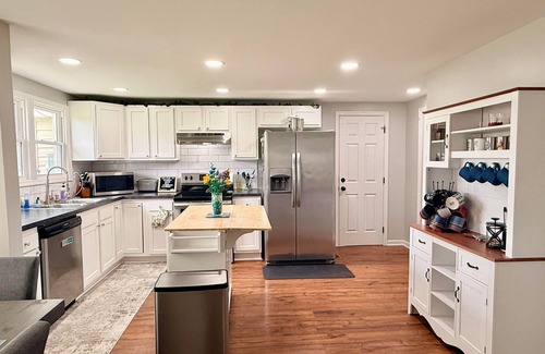 Beattyville Cabaña | Experience comfort at Whisker Ridge, a spacious 3-bedroom cottage in the scenic Beattyville, KY