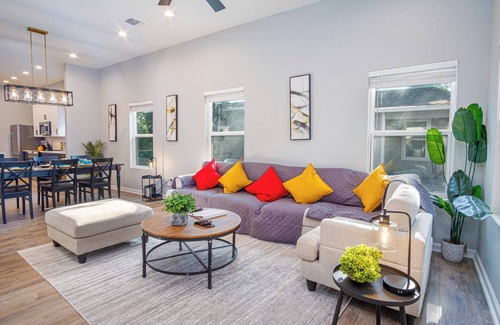 Denver Heights Cabaña | Experience Convenience w/ 4br/3ba Near Alamodome